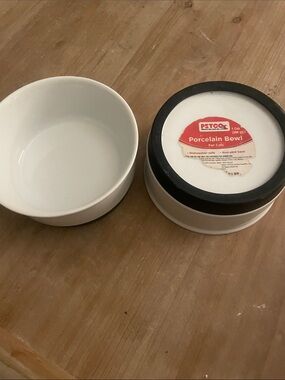 Petco White porcelain  Cat Bowls - Twin Feeding Set (2) 4 inches